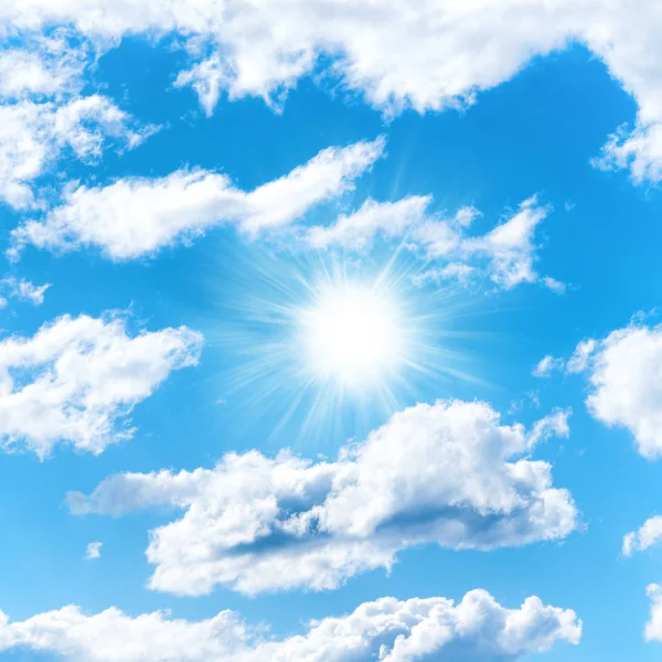 Ήλιο Στον Γαλάζιο Ουρανό Σύννεφα Φόντο Της Φύσης — Φωτογραφία Αρχείου