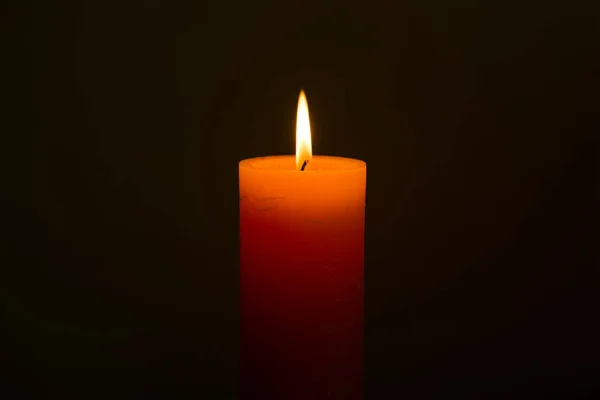 黑色背景下的火焰蜡烛灯 — 图库照片