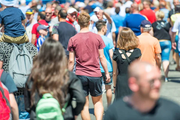 Foule Personnes Marchant Dans Rue Ville — Photo