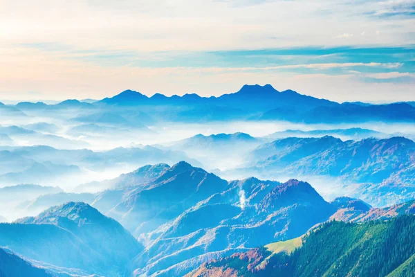 Paisaje Con Puesta Sol Montañas Azules Niebla — Foto de Stock