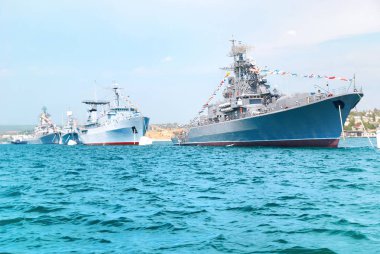 Mavi deniz üzerinde sırayla askeri Donanma gemileri