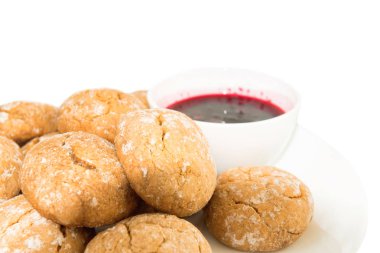 Beyaz plaka ve daire izole beyaz arka plan, berry reçelli tatlı kek