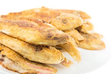 Kızarmış balık kırmızı beyaz arka plan üzerinde izole mullets tabak