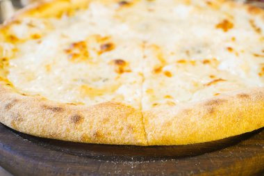 Ahşap masa üzerinde peynir ile İtalyan pizza kabuk