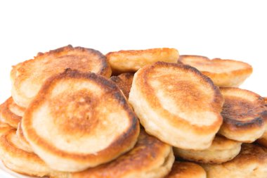 Beyaz arka plan üzerinde tatlı tost krep yığını