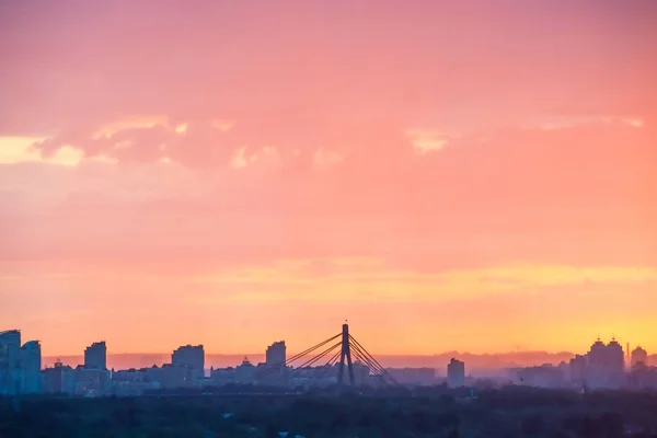 Moderno Paesaggio Urbano Con Ponte Grattacieli Contro Bellissimo Tramonto Colorato — Foto Stock