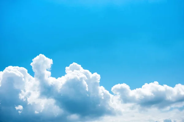 Güzel Saf Beyaz Bulutlar Üzerinde Parlak Mavi Gökyüzü — Stok fotoğraf