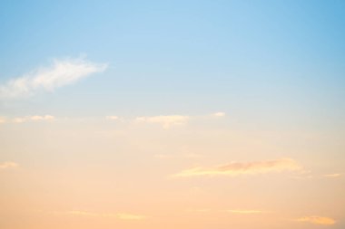 Günbatımı ile güneşin ve bulutların üzerinde mavi ve turuncu pastel sky
