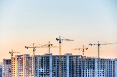 Şantiye buildind ile gün batımında vinç