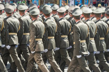 Ordusu askerlerinin askeri geçit üzerinde yürüyen kamuflaj içinde
