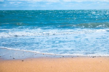 Mavi denizi ve altın kum plaj. Yaz tatil arka plan