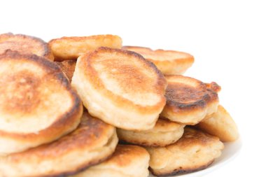 Beyaz arka plan üzerinde izole tatlı tost krep yığını