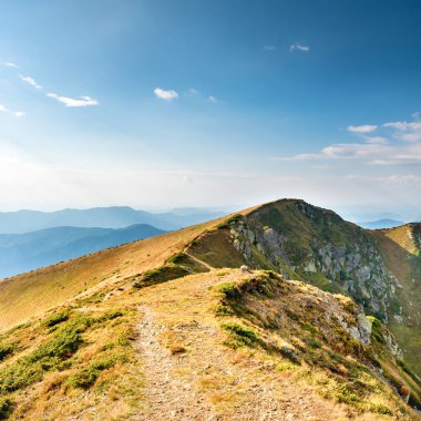 Dağ ve yol çimen ile manzara
