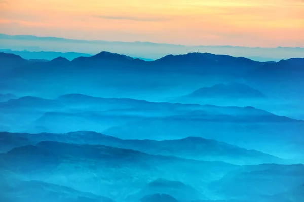 Puesta Sol Las Montañas Dramáticas Nubes Colores Sobre Colinas Azules — Foto de Stock