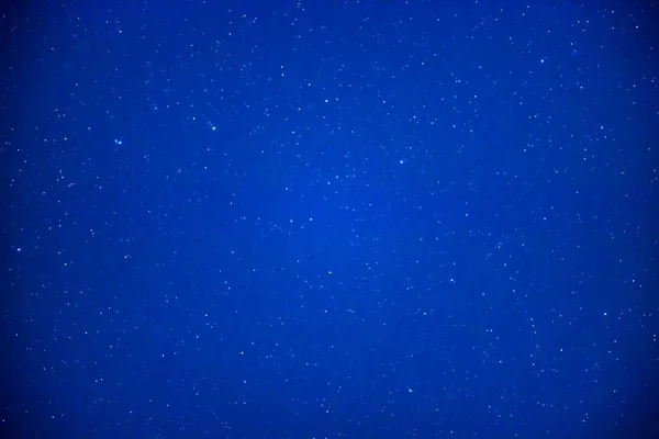 Noite Céu Azul Escuro Com Estrelas Brilhantes Como Fundo Espacial — Fotografia de Stock