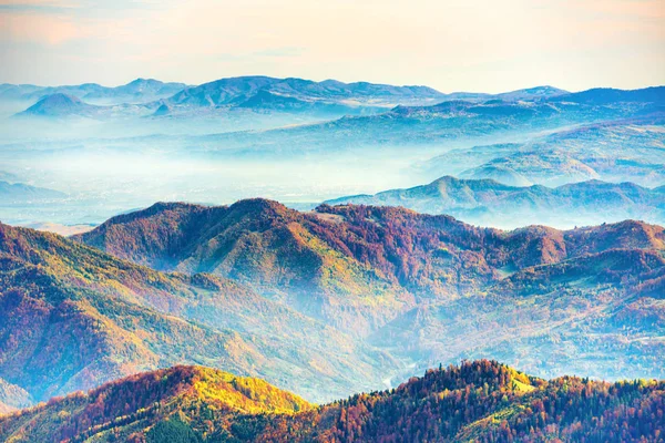 Renkli Dağ Aralıkları Ile Günbatımı Manzara — Stok fotoğraf