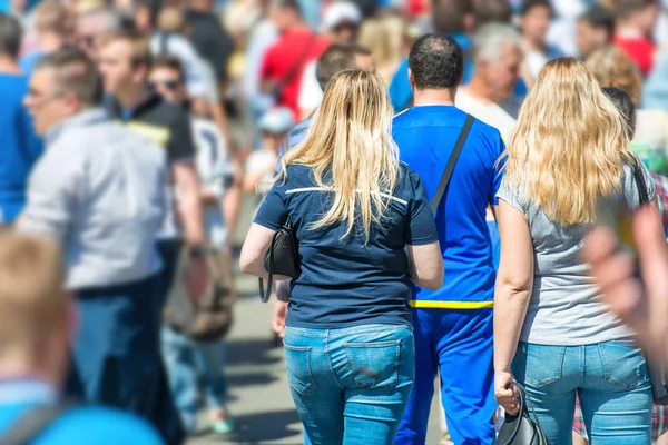 Dav Lidí Kráčejících Ulici Města Mladou Ženou Dlouhými Vlasy Centru — Stock fotografie