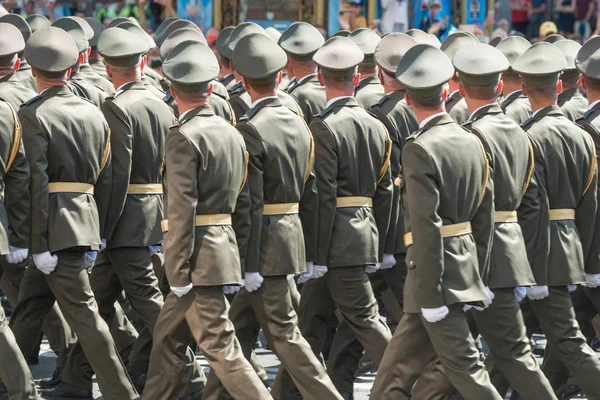 Солдаты Армии Камуфляже Маршируют Военный Парад — стоковое фото