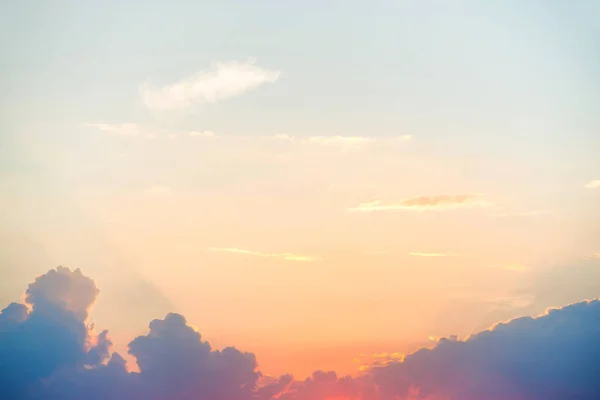 日落与太阳和云彩在蓝色和橙色柔和的天空 — 图库照片