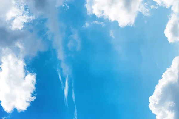 Nuvens Brancas Puras Bonitas Céu Azul Brilhante — Fotografia de Stock
