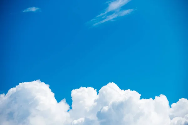 Nuvens Brancas Puras Bonitas Céu Azul Brilhante — Fotografia de Stock
