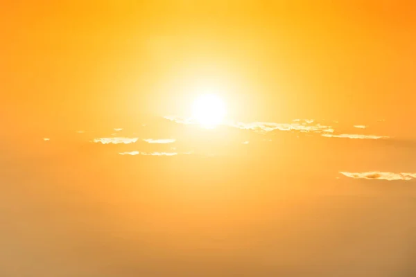 太陽と雲と黄色とオレンジ色の夕焼け空 — ストック写真