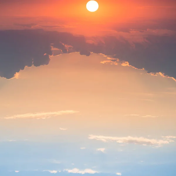 日落与太阳和云彩在蓝色和橙色戏剧性天空 — 图库照片