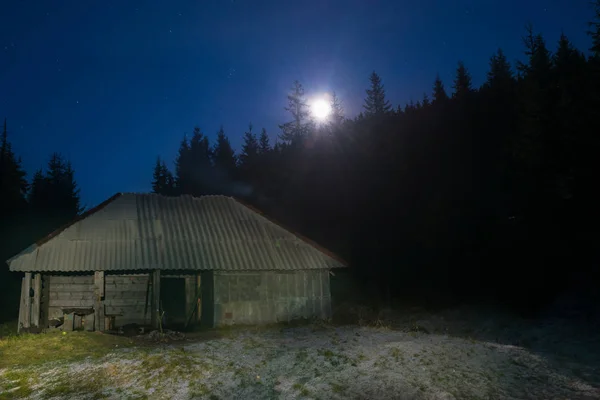 Antigua Casa Bosque Por Noche Con Luz Luna Estrellas Cielo — Foto de Stock
