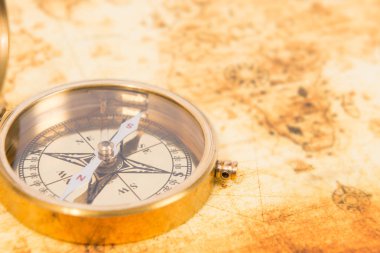 Eski kağıt harita üzerine eski bir pusula ile. Vintage seyahat arka plan