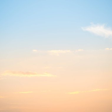 Günbatımı ile güneşin ve bulutların üzerinde mavi ve turuncu pastel sky