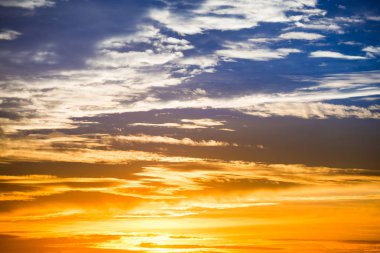 Turuncu ve mavi gökyüzü dramatik gün batımı ile