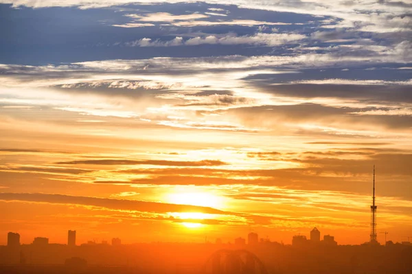 Городской Пейзаж Впечатляющий Закат Синим Красным Небом — стоковое фото