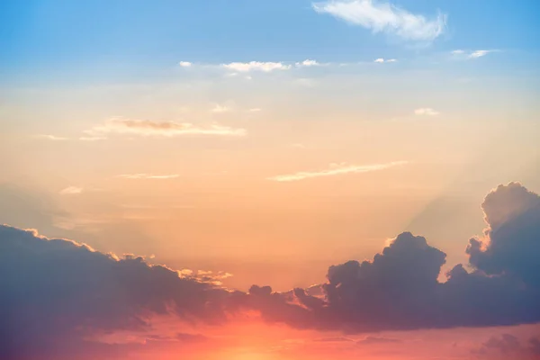 Pôr Sol Com Sol Nuvens Céu Dramático Azul Laranja — Fotografia de Stock