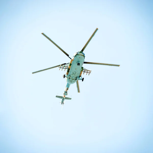 Volando Helicóptero Militar Cielo Azul —  Fotos de Stock