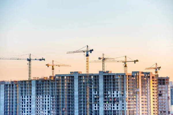 Planta Construcción Con Grúas Construidas Atardecer —  Fotos de Stock