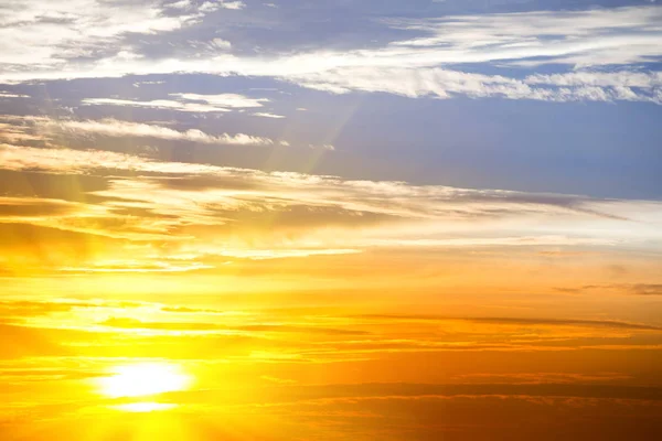 ドラマチックな夕日とオレンジと青の空 — ストック写真