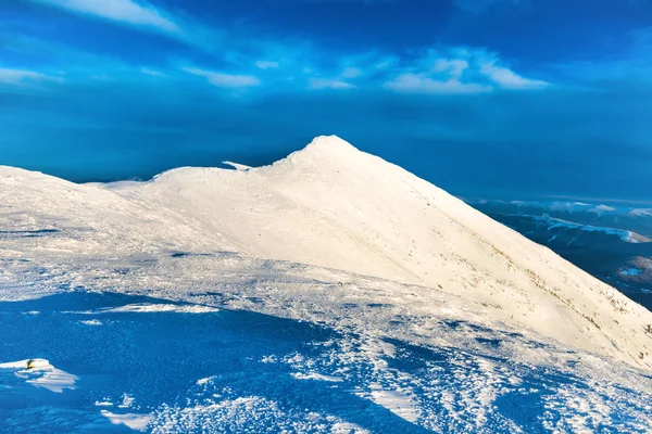 Τοπίο Την Κορυφή Του Βουνού Χιόνι Στο Ηλιοβασίλεμα — Φωτογραφία Αρχείου