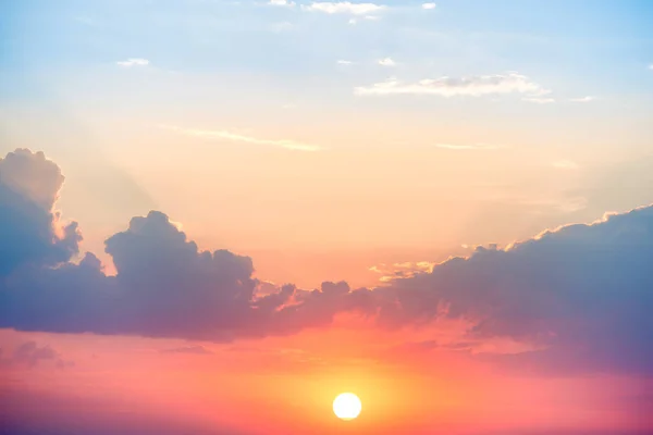 太陽と青とオレンジの劇的な空の雲と夕日 — ストック写真