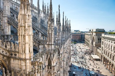 Duomo Gotik Katedrali 'nin çatısından Milano Piazza Meydanı' na