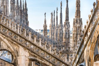 Milano 'daki Duomo Gotik Katedrali' nin çatısındaki mermer heykeller.