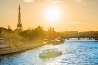 Paris, Fransa 'da Eyfel Kulesi ve Seine nehri ile güzel bir gün batımı