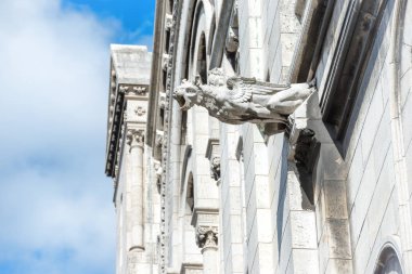 Gargoyle heykel Basilica Coeur Basilique du Sacré Montmartre Paris üzerinde 