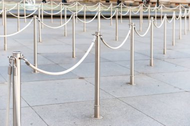 Hiçbir insan ile Bilet ofis önünde gümüş metal Polonyalılar hattı ile yol