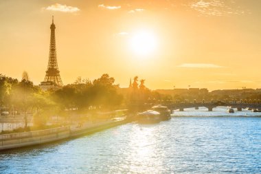 Paris, Fransa 'da Eyfel Kulesi ve Seine nehri ile güzel bir gün batımı
