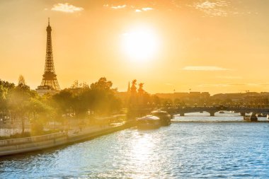Paris, Fransa 'da Eyfel Kulesi ve Seine nehri ile güzel bir gün batımı