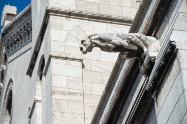 Gargoyle heykel Basilica Coeur Basilique du Sacré Montmartre Paris üzerinde 