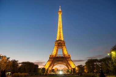 Paris, Fransa - 24 Eylül 2018: aydınlatmalı Eyfel Kulesi Park Champ de Mars, gece Paris, Fransa