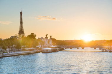 Paris, Fransa 'da Eyfel Kulesi ve Seine nehri ile güzel bir gün batımı