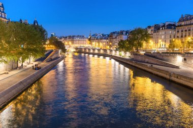 Paris gece - Seine Nehri ve sokak ışıkları günbatımı