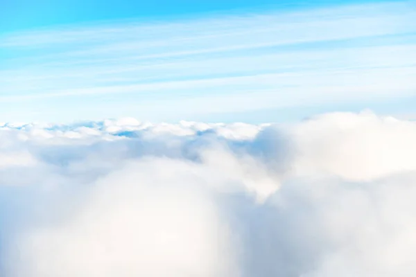 Cloudscape の背景に青い空に白い雲 — ストック写真